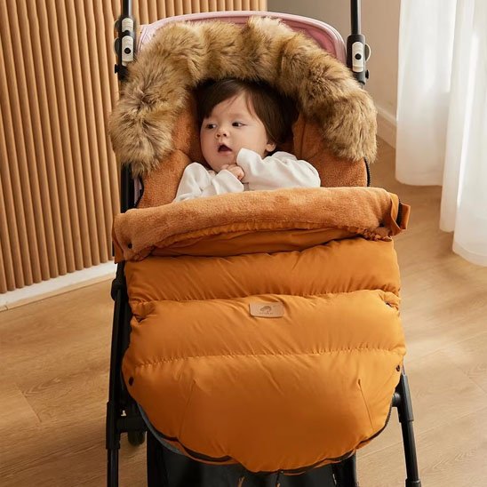 bébé en poussette dans chancelière poussette brun doudou