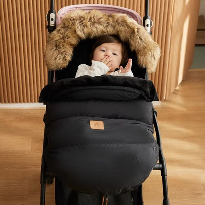 bébé en poussette dans chancelière poussette noir doudou