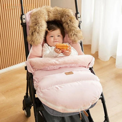 bébé en poussette dans chancelière poussette brun doudou