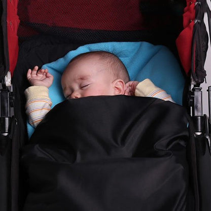 bébé endormit dans poussette dans chancelière poussette intérieur gris