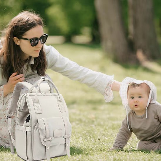 Bébé et maman au parc avec sac à langer beige