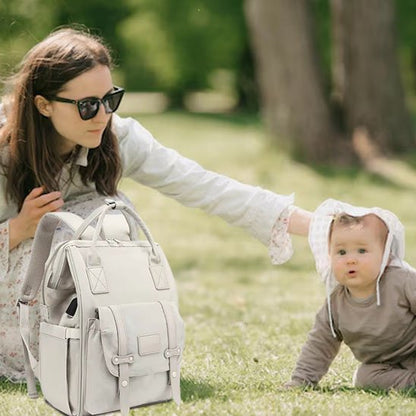 Bébé et maman au parc avec sac à langer beige
