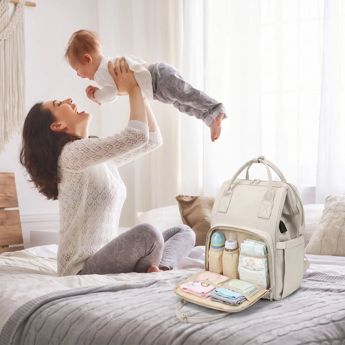 Bébé et maman heureux avec sac à langer beige