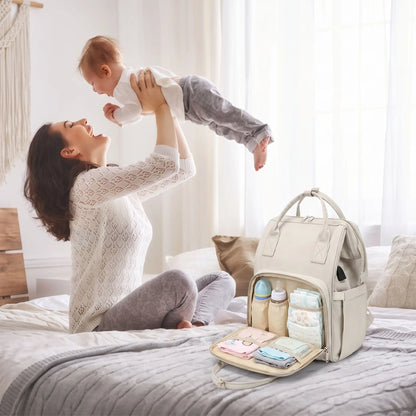 Bébé et maman heureux avec sac à langer beige