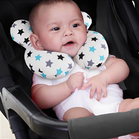 bébé heureux avec cale tête bebe au cou  dans-poussette 