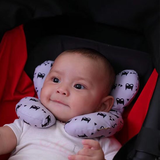 bébé heureux avec cale tête bebe  blanc dans poussette