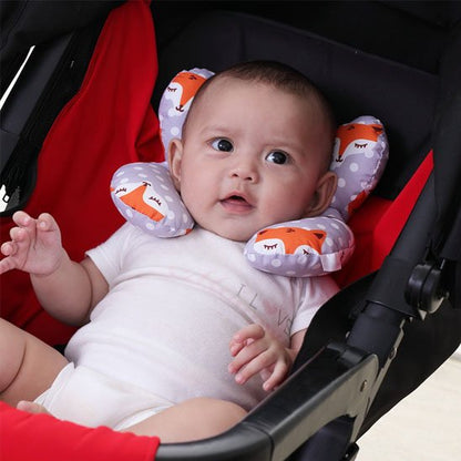 bébé heureux avec cale tête bebe blanc orange dans poussette