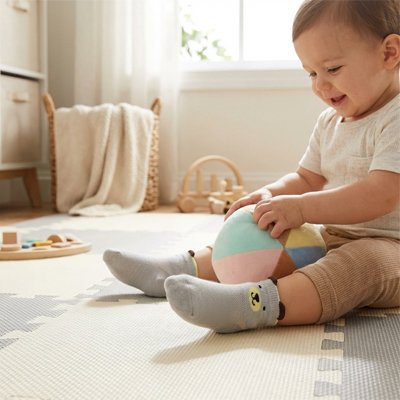 Bébé jouant à la balle porte chaussettes bebe bleu