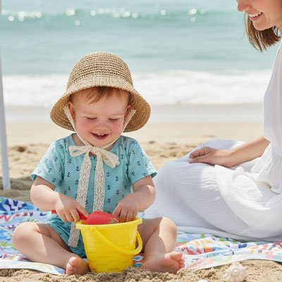 Bébé jouant à la plage porte chapeau bebe en paille