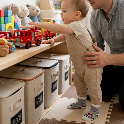 Bébé  jouant avec papa porte chaussettes bebe gris