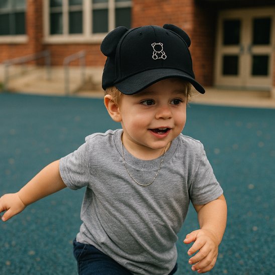 Bébé  jouant porte casquette bébé noir ourson