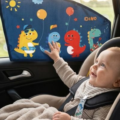 Bébé joue avec pare soleil voiture bébé dinosaure bleu