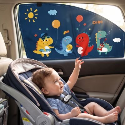 Bébé joue près de pare soleil voiture bébé dinosaure