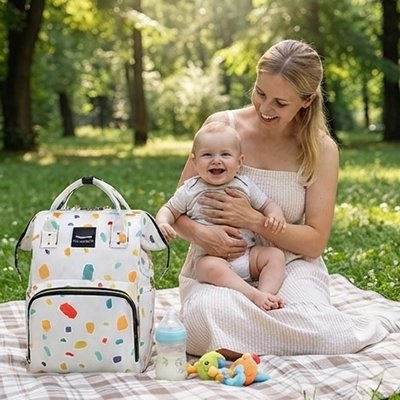 Bébé et maman au parc avec sac a langer beige fleuri