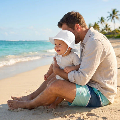 Bébé portant chapeau bebe à plage avec papa