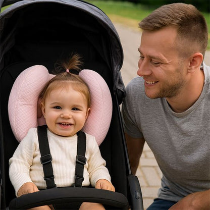 Bébé porte cale tête bébé rose près de papa