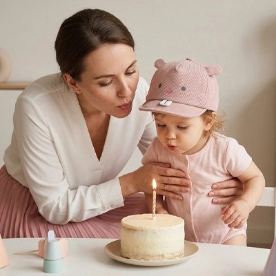 Bébé porte casquette bebe rose à son anniversaire