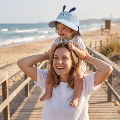 Bébé porte chapeau bebe bleu en plage