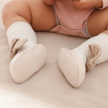 Bébé porte chaussette bebe beige avec nœud papillon marron