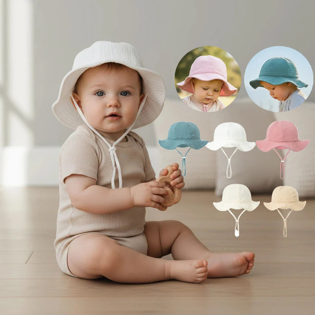 Bébé porte son chapeau bebe blanc avec quatre autres couleurs