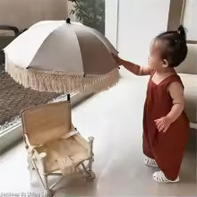 bébé près ombrelle beige en terrace