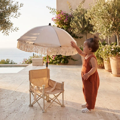 Bébé près ombrelle beige en terrace