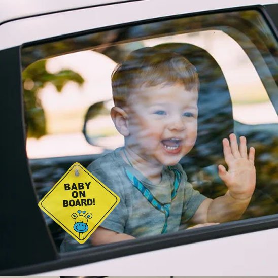 bébé riant en sécurité avec bébés à bord sur véhicule