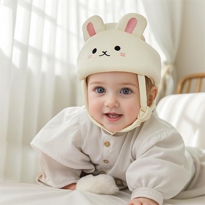 Bébé riant  porte casque bebe chat 
