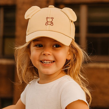 Bébé souriant porte casquette bébé kaki ourson