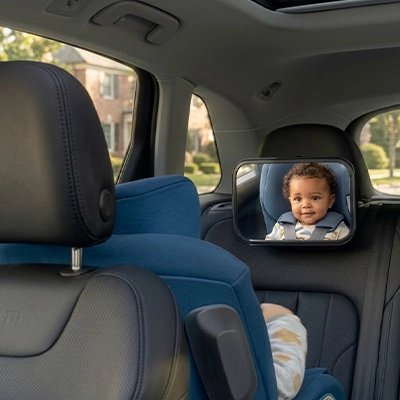 Bébé souriant vu dans miroir voiture bébé