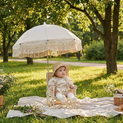 bébé sous ombrelle pour beige pique nique au parc
