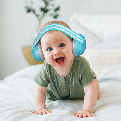 bébé sur un lit avec casque anti bruit bébé