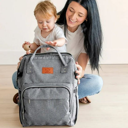 Bébé tient sac à langer gris jean
