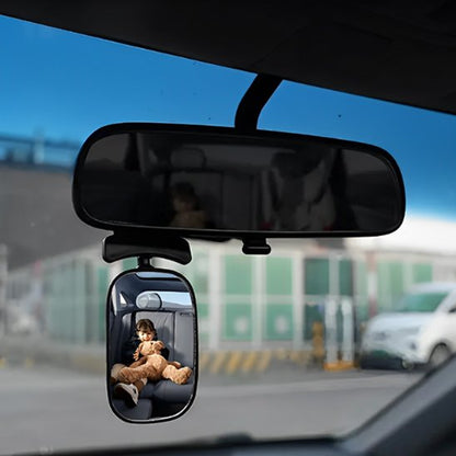 Bébé vu à travers miroir voiture bébé