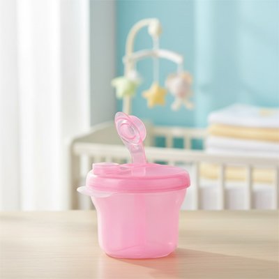 Boite doseuse lait rose design posé sur table