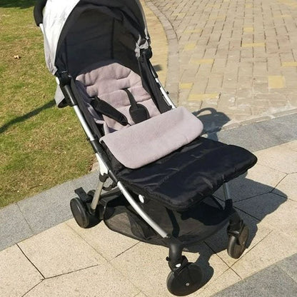 chancelière poussette avec intérieur gris dans  une poussette