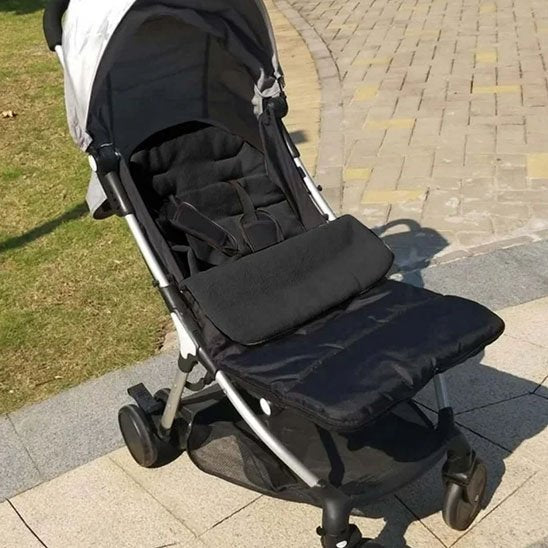 chancelière poussette noir avec intérieur noir dans une poussette 