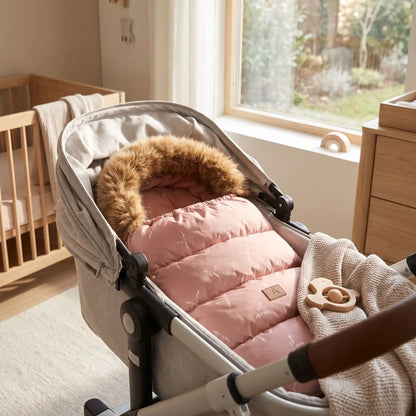 Chancelière poussette rose fleural dans chambre de bébé