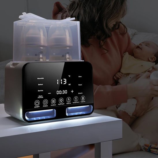 chauffe biberon posé sur commode près bébé et maman