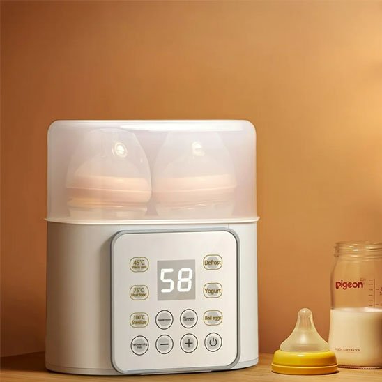 Chauffe biberon pro blanc et biberon posé au chevet du lit 