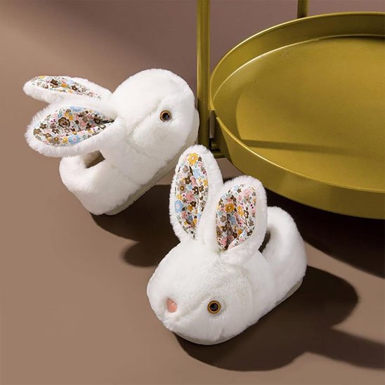 Chausson bébé lapin blanc posé au sol