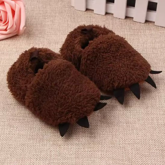 Chausson bébé marron foncé fourrure posé au sol