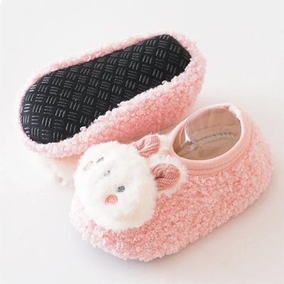 Chausson bébé rose chaton posé au sol