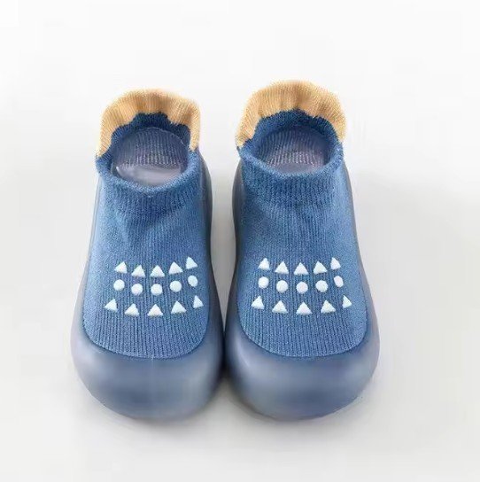Chaussure bebe bleu design posé au sol