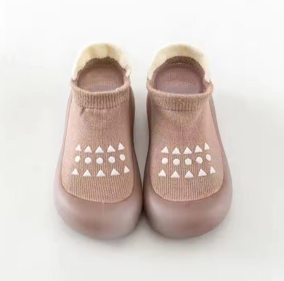 Chaussure bebe couleur café design posé au sol