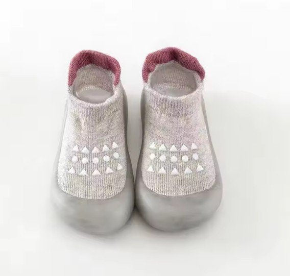 Chaussure bebe gris design posé au sol