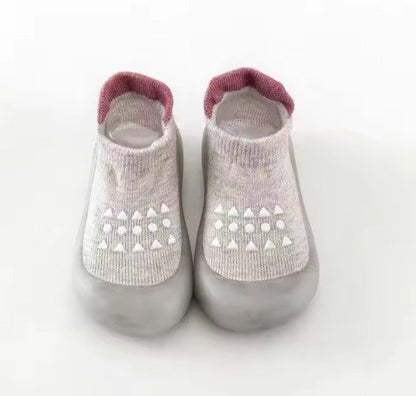 Chaussure bebe gris design posé au sol