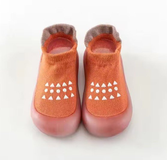 Chaussure bebe orange design posé au sol