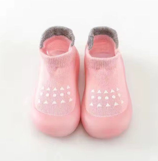 Chaussure bebe rose design posé au sol