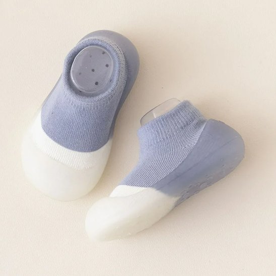 Chaussure pour bebe bleu blanc gaine posé au sol